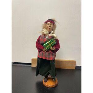 Woman CHRISTMAS figure SINGING CAROLS Green red dress & plaid apron CAROLLER 12"